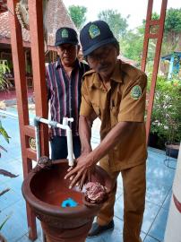 CEGAH CORONA, PENGUNJUNG BALAI DESA PONJONG WAJIB CUCI TANGAN 